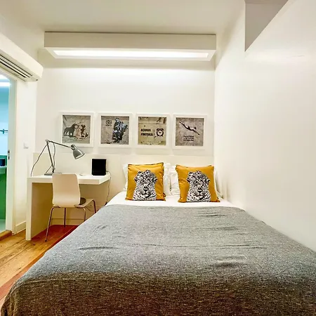 Modern Close To Timeout Market Lissabon